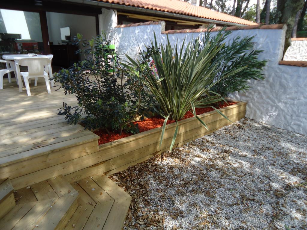 terrasse bois avec jardiniere