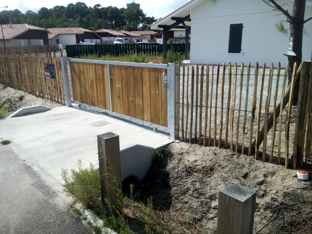 Portail bois, clôture bois et cour en gravier à Mimizan-Plage 40200