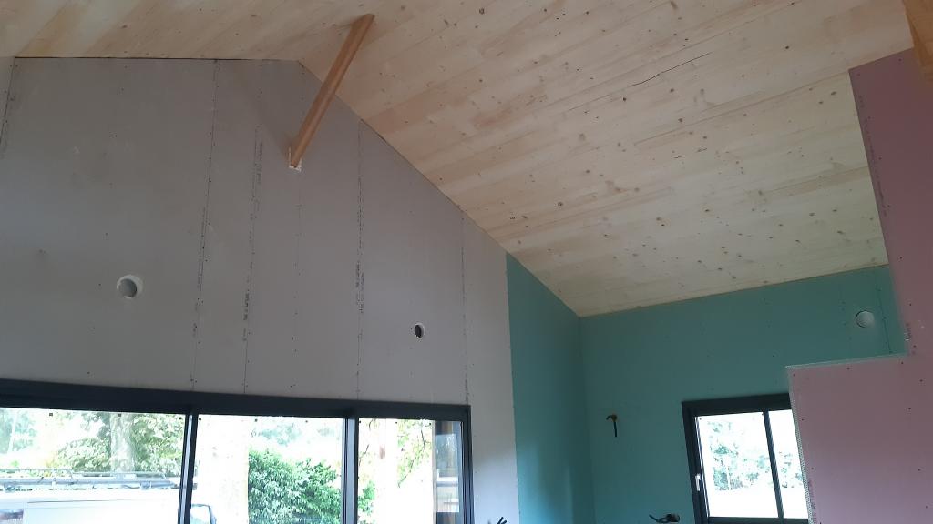 Le plafond sous rampant en lames de volige à mi-bois est terminé.