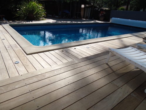 Tour de piscine en Ipé à Piraillan proche du Bassin d'Arcachon